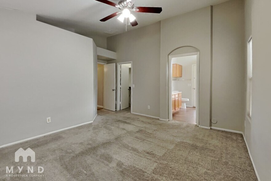 Building Photo - 714 E Lovegrass Dr