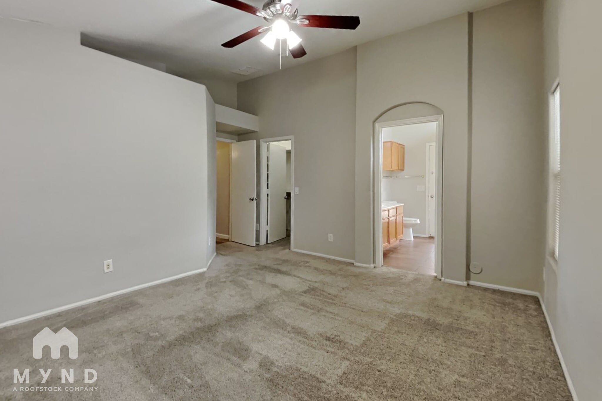 Building Photo - 714 E Lovegrass Dr
