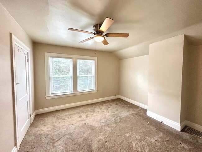 Building Photo - Adorable 2 Bed, 1.5 Bath Home in Beechview - Convenient Location, First Floor Laundry - Available...