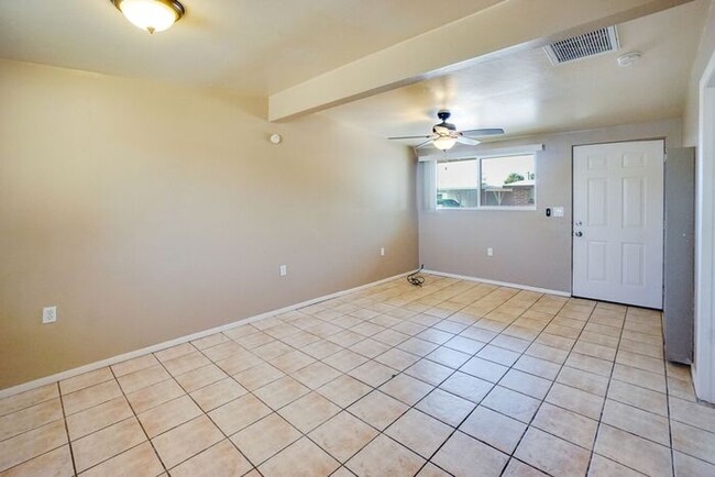 Building Photo - Pending/ Rented - 1 bed 1 bath in a prime ...