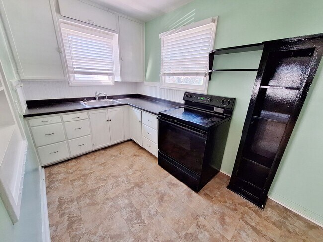 Building Photo - Cozy 2 bedroom 1 bathroom