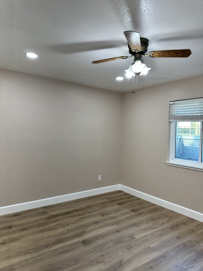 Building Photo - 9101 Newhall Dr