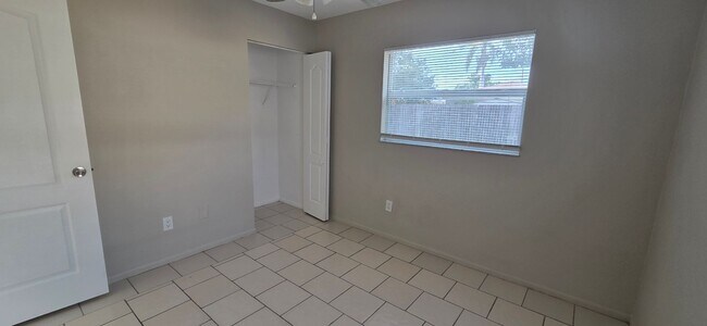 Building Photo - 2/1 Home in suberb location, pet friendly!