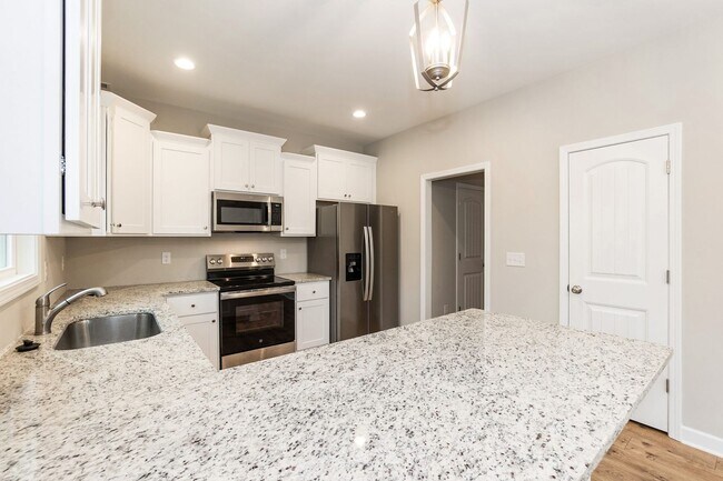 Building Photo - Three Bedroom Home!