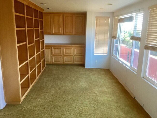 Building Photo - 1021 Trueno Ave