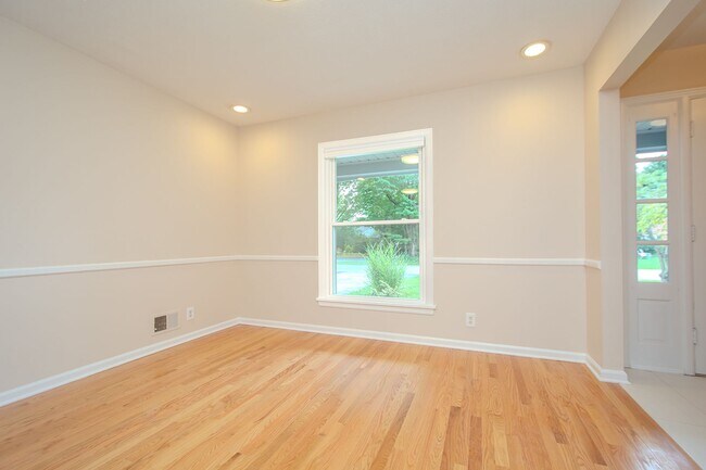 Building Photo - Recently Updated! 4 Bed/2.5 bath