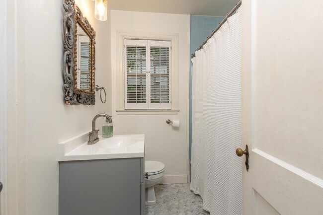 Building Photo - 537 Eastbourne Pl