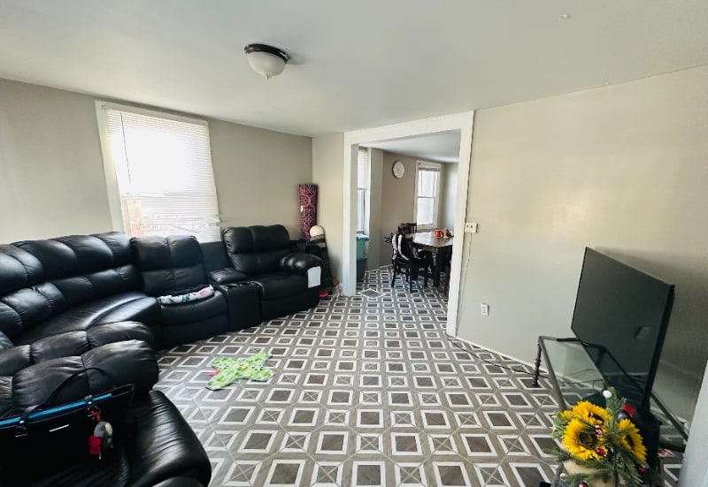 Building Photo - 122 W Oneida St