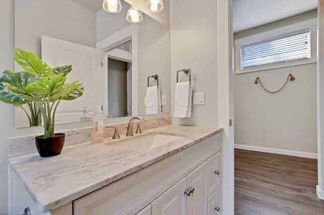 Building Photo - Beautiful 3 bedroom Single Level Home _ Pe...
