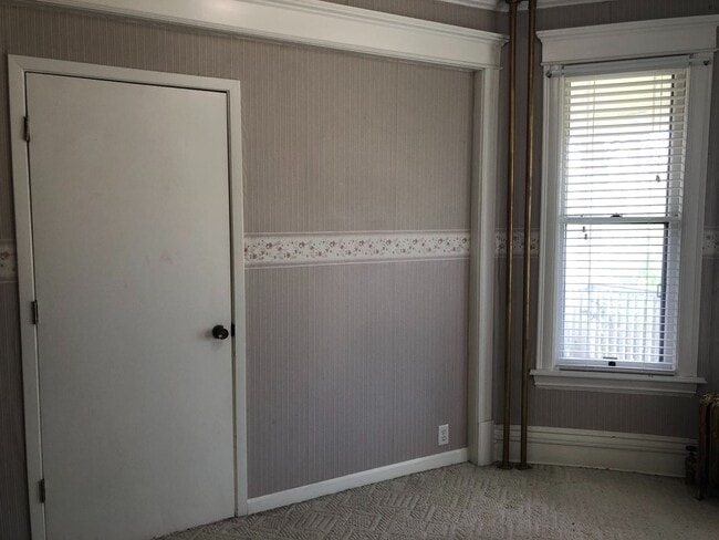 Building Photo - 1st Floor 2 Bedroom Apartment w/ Private Basement - Available July 1st
