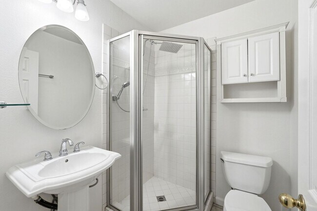 Building Photo - FIRST FLOOR 2BR + 2BA CONDO IN PASADENA!