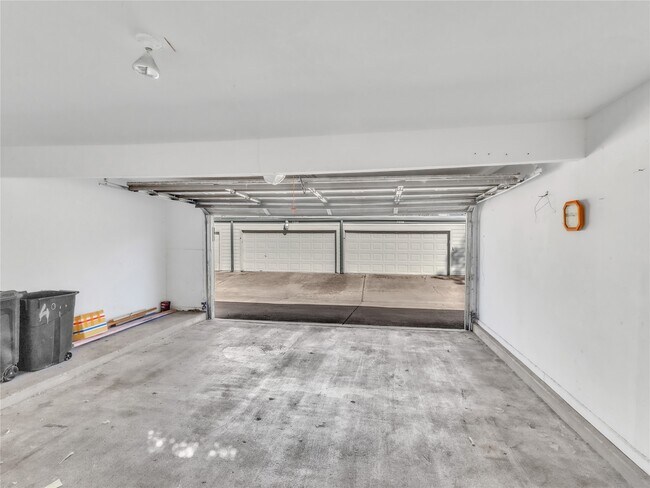 Building Photo - 7044 S Dairy Ashford Rd