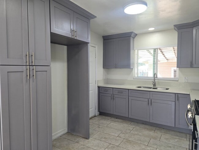 Building Photo - 3 Bed Home + Studio with Large Yard & Ample Parking Near Downtown Vista