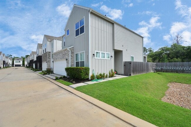 Building Photo - 8821 Hollister Pine Ct