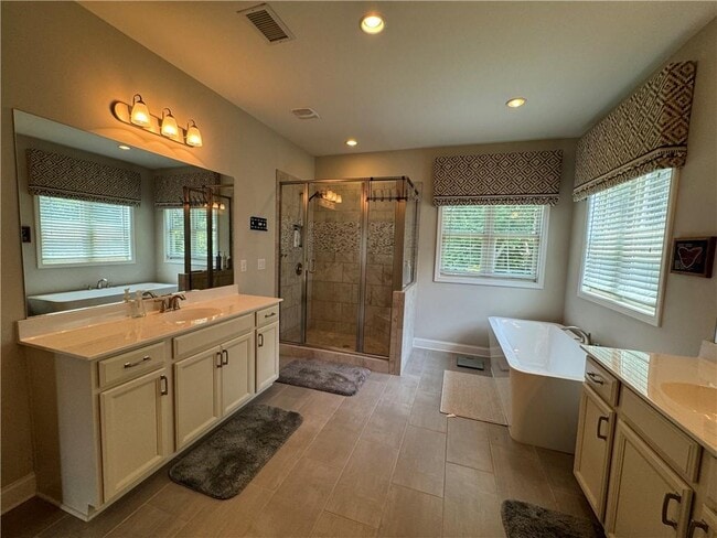 Building Photo - 512 Edgewater Dr