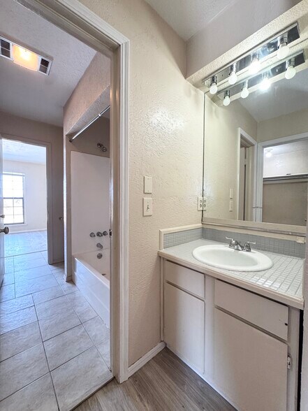 Building Photo - 401 NE 115th St