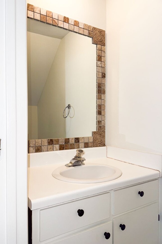 Building Photo - Spacious Two Bedroom Townhome
