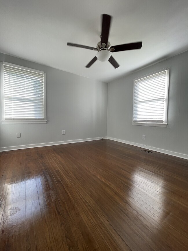 Building Photo - 706 Crestlyn Dr