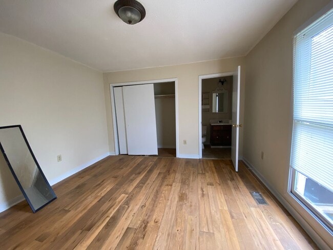 Building Photo - 3 Bedroom 1.5 Bath House