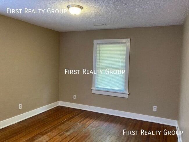 Building Photo - 1102 Beaumont-