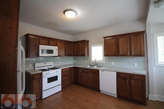 Building Photo - 858 Dayton St SW