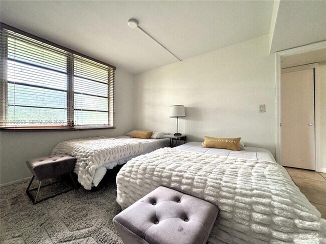 Building Photo - 901 W Cypress Ln