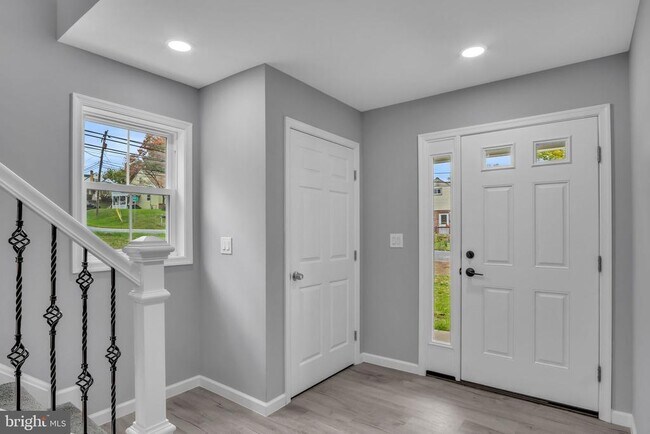 Building Photo - 1500 Embassy Dr