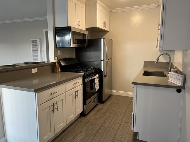 Building Photo - Beach West