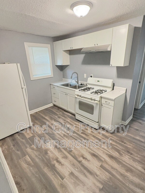 Building Photo - 3042 McAdoo Ave