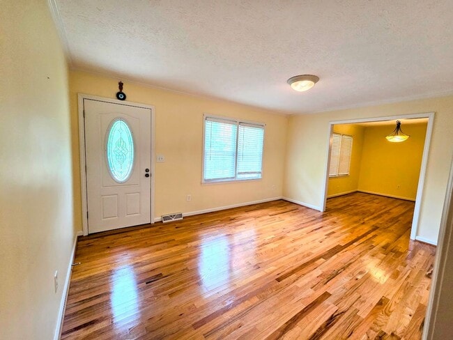 Building Photo - 3 Bedroom Brick Home