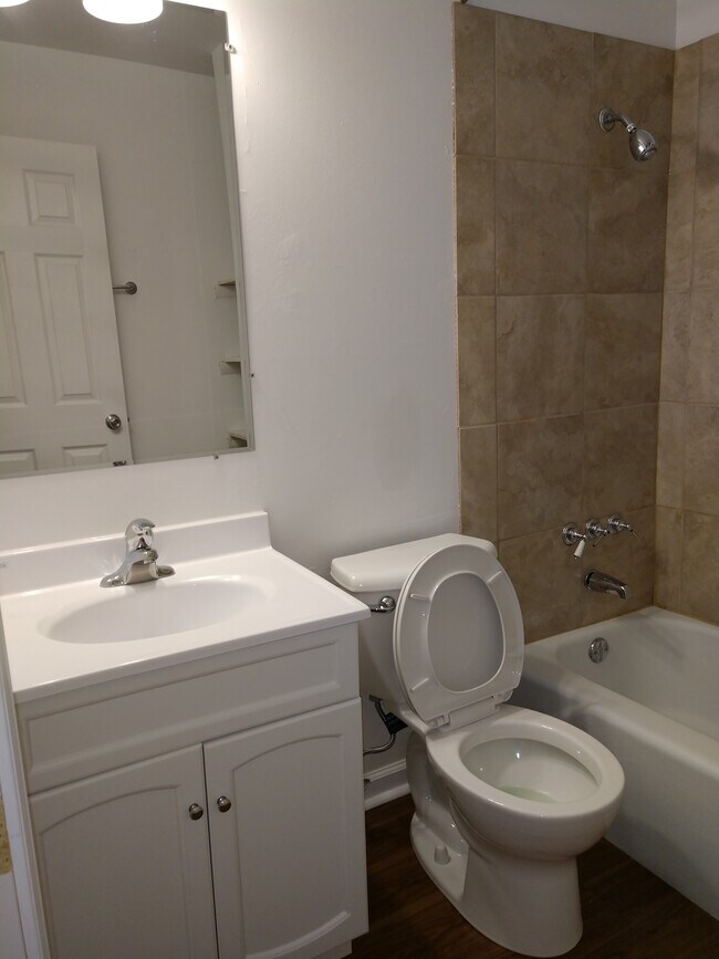 Full bath - 992 N Fairfield Rd