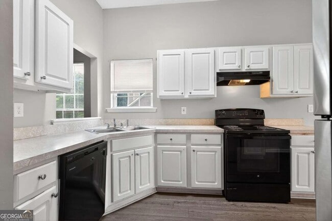 Building Photo - 5470 Twin Lakes Dr