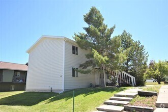 Building Photo - Great Location! Top Floor 2 bed 1 bath and...