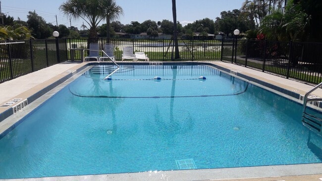 Building Photo - Annual or short term turnkey furnished ground floor condo near Siesta Key