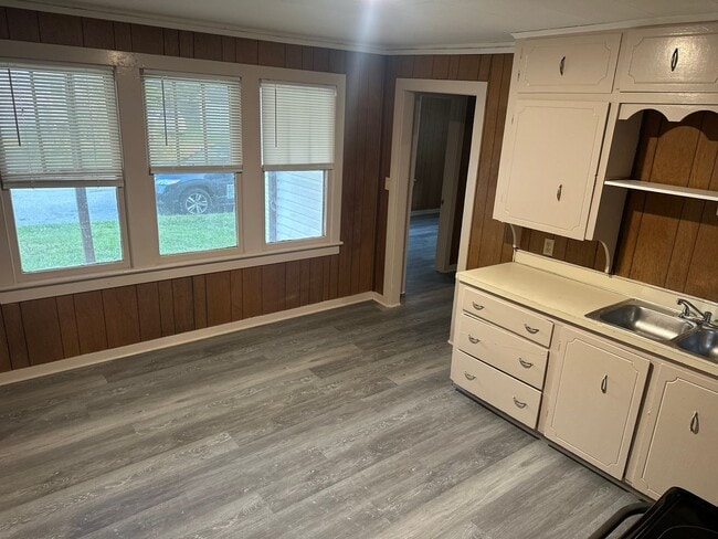 Building Photo - 2 Bedroom, 1 Bathroom Home w/ Fenced-In Backyard and Covered Front Porch in Downtown Springdale