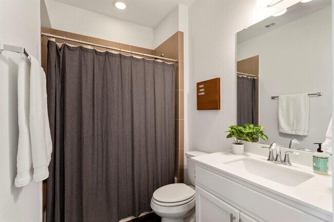 Building Photo - 7203 Bassett Ct