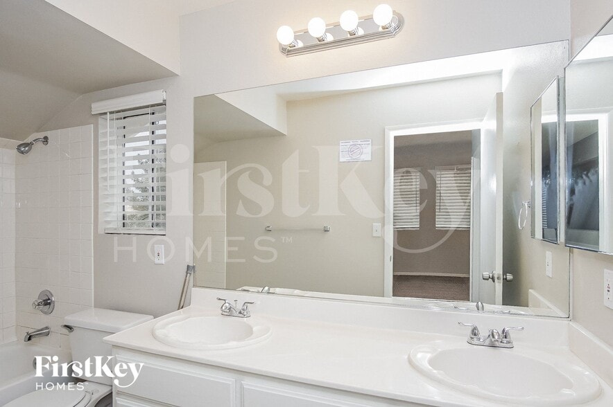 Building Photo - 261 Mattino Way