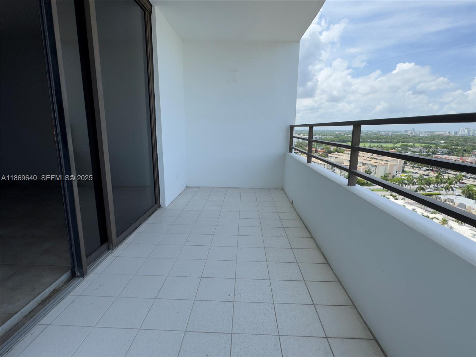 Building Photo - 2500 Parkview Dr