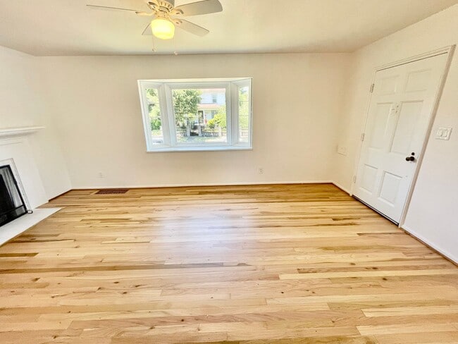 Building Photo - Modern and Bright 3Bd/1B Home | Washer & D...