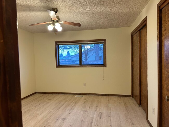 Building Photo - Centrally Located  2 Bedroom 1 Bathroom Du...