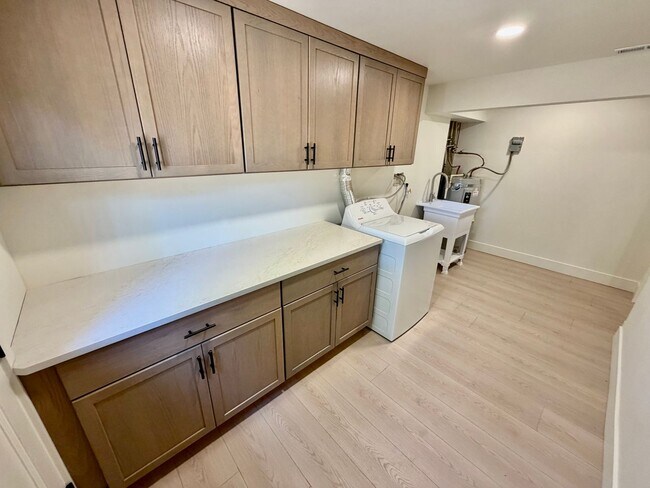 Building Photo - Freshly Remodeled 5bd/2.5bath Home w/ Daylight Basement in Heart of Multnomah Village