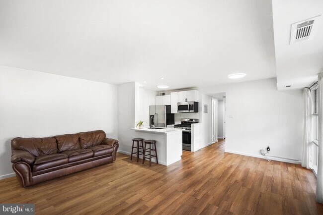 Building Photo - 4965 Americana Dr