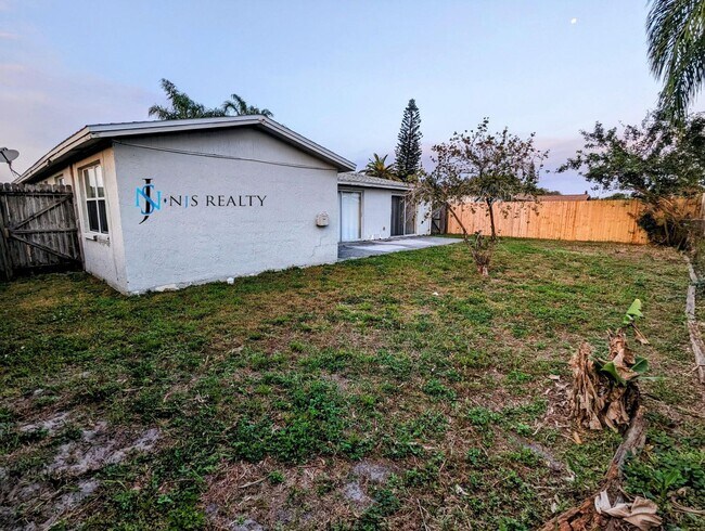 Building Photo - 3136 Pinon Dr