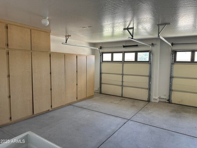Building Photo - 2011 W Sunshine Butte Dr