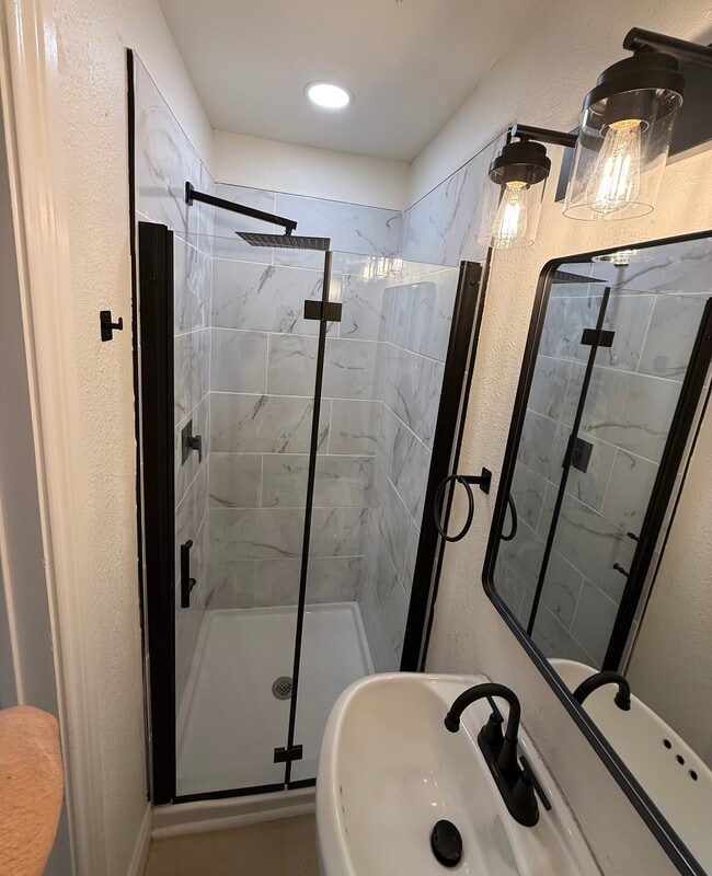 Building Photo - 305 Waller St