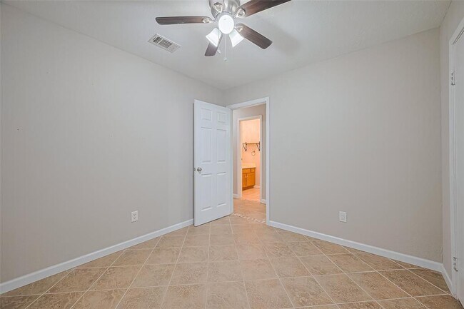 Building Photo - 10015 Sageyork Dr