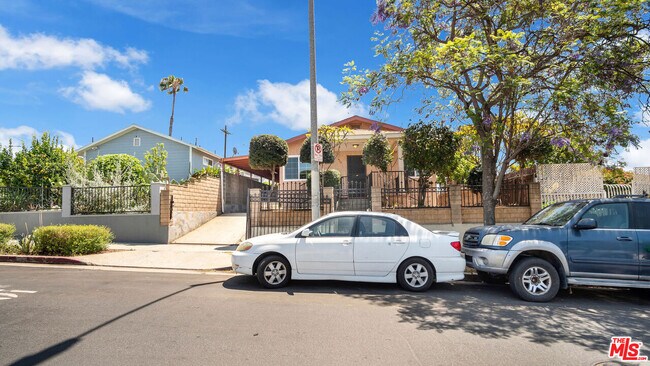 Building Photo - 472 N Ezra St