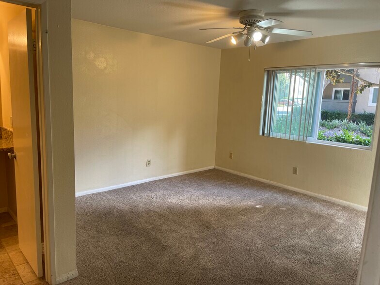 Building Photo - 7405 Charmant Dr