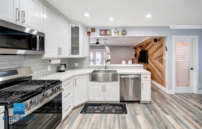 Building Photo - 5839 Vanalden Ave