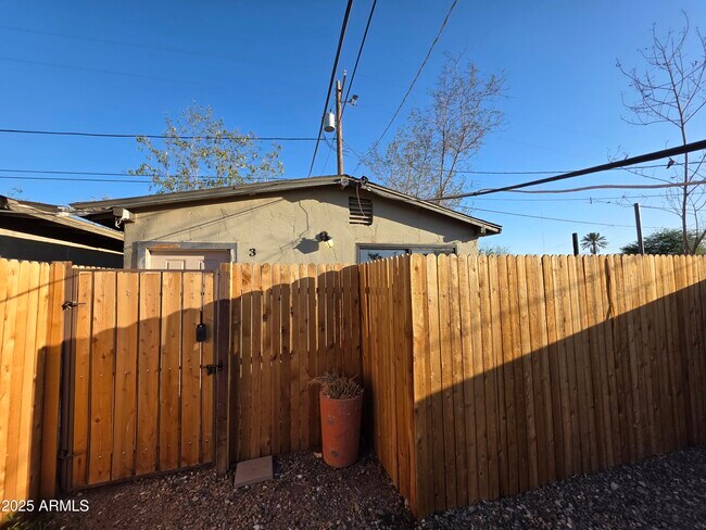 Primary Photo - 2135 W Hadley St